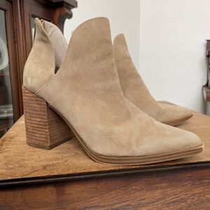Steve Madden Tan Ankle Boots with Chunky Heel and V-Cut Design